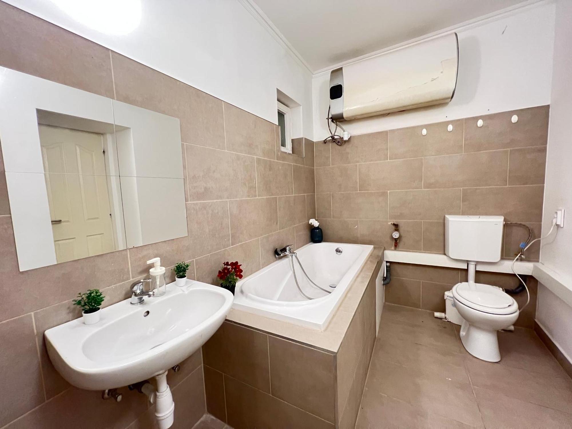 Baross Apartment With Convenience And Style Budapest Eksteriør billede